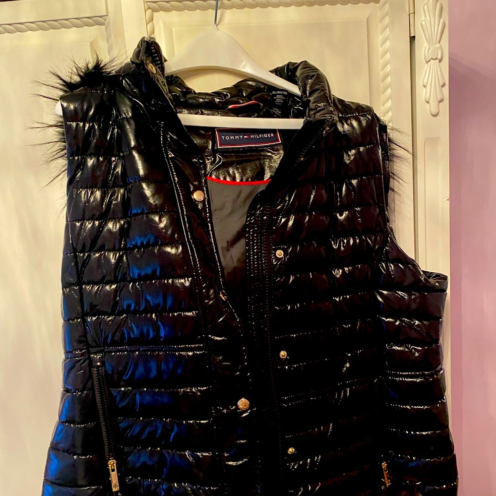 Tommy Higfiler XL shiny puffer vest with removable fur hood.